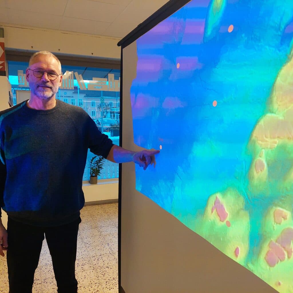 Man pekar på en geologisk karta.